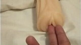 Игра с искусственной киской - порно видео