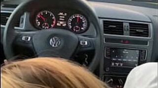 Горячая блондинка делает минет в машине во время путешествия - порно видео