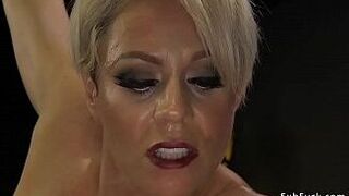 Милфа-госпожа в латексе трахает в анал раба - порно видео