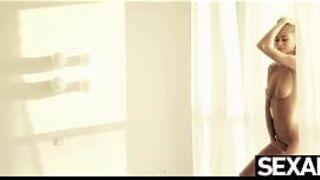 Сексуальная блондинка играет со своими большими натуральными сиськами во время мастурбации - порно видео