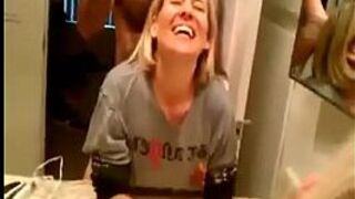 Я трахаю зрелую женщину в жопу - порно видео