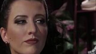 Грудастая домина трахает в анал хозяйку обувного магазина - порно видео