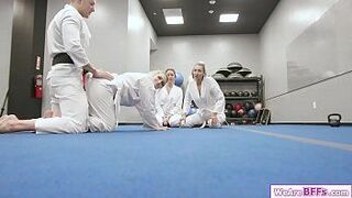 Блондинка сидит на лице лучшей подруги, пока подругу трахают - порно видео