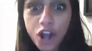 Миа Халифа реагирует на видео Родольфо де Алмейды Колманетти - порно видео