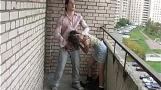 Молодую девушку на роликовых коньках трахнули на всеобщее обозрение - порно видео