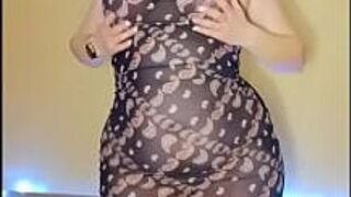 Сочная девушка танцует для ТикТок - порно видео