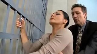 Адвокат трахает жену своего клиента - порно видео