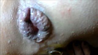 Ослепительная жена ублажает ее очко с лимонами - порно видео