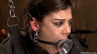 Рабыню в смирительной рубашке завибрируют - порно видео