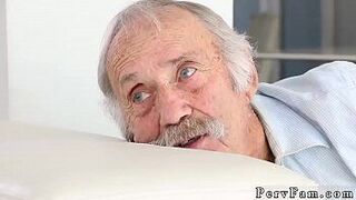 Она обожает член отчима, страшные фильмы со сводным братом - порно видео