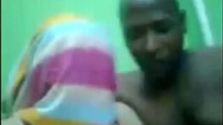 Она раздвинула ноги и открыла свой мешок, а он поймал ее, он поймал ее в горячих сексуальных позах. - порно видео