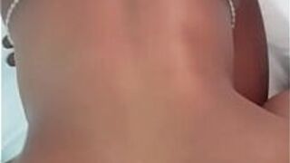 Трахнул ее сзади и кончил ей на спину - порно видео