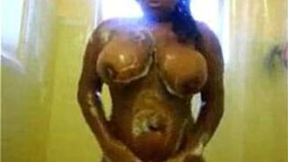 Мясистая черная телочка принимает душ с большими сиськами для воспоминаний в пятницу - порно видео