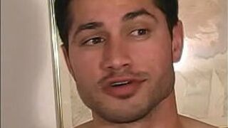 Горячий билатинский самец раздевается, ласкает его большой толстый необрезанный хуй и стреляет в него - порно видео