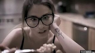 Хулиганы получают по заслугам, шлюха-ботаник! - порно видео