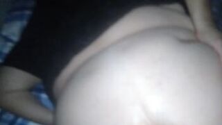 Эта дама хорошая шлюха, я познакомился с ней в чате, ей нравится член в заднице, она все делает - порно видео