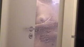 Девушка принимает душ с открытой дверью и снимается обнаженной - порно видео