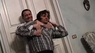 Куколд застукал свою жену за сексом с двумя парнями - порно видео