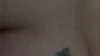 Горячая крошка стонет горячей задницей - порно видео