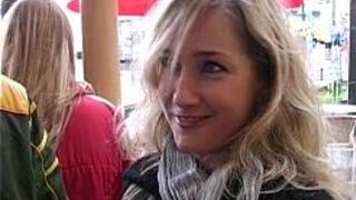 Молодую блондинку трахнули из Макдональдса на улице - порно видео