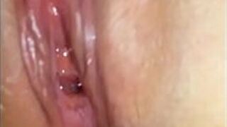 Тинка с идеальной тугой киской течет из спермы в вегасе - порно видео