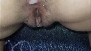 Огромный камшот в задницу, шаловливая девушка вылила всю сперму наружу - порно видео