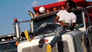 Порнозвезда «Эм Триплин» советует вам «Смотри на шаг», одновременно балуясь небольшим фут-фетиш-контентом! - порно видео