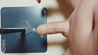 Гладкий пенис мальчик мастурбирует - порно видео