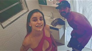 Незнакомец зашёл в женский туалет ночного клуба и кончил трахнуть замужнюю женщину - порно видео