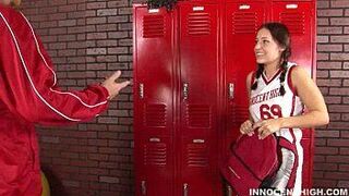 Симпатичную юную брюнетку жестко трахают в раздевалке - порно видео