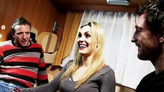 Секс с Таней Тейт в автобусе - порно видео