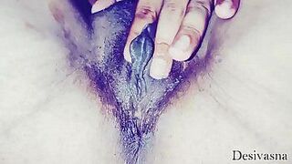 зять сел на диван и поцеловал мою писю - порно видео