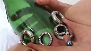 Большие бутылки, трах, вставки в пизду, стонущие оргазмы киски - порно видео