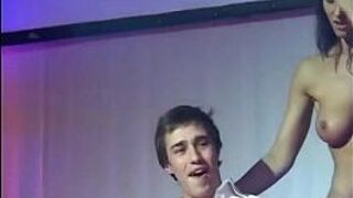 Возбужденная стриптизерша ублажает счастливого мужика - порно видео