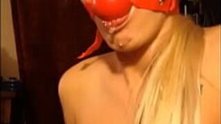 Девушка-блондинка обожает быть с кляпом во рту - порно видео