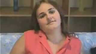 Толстая пухлая тинка показывает свою волосатую киску - порно видео