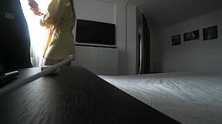 Жена изменяет мужу с неизвестным мужчиной дома на кровати. Настоящая неверная... - порно видео