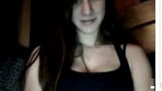 Брюнетка показывает сиськи перед камерой - порно видео