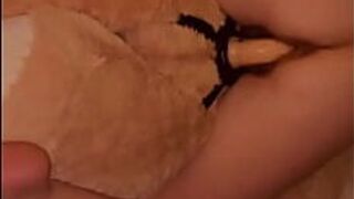 Жена занимается сексом с Руфусом, мягкие игрушки пристегивают член. - порно видео