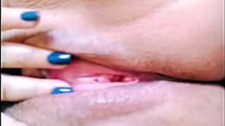 Молодая девушка трет свою киску, пока она не начнет капать - порно видео