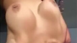 Ей нравится трахаться перед зеркалом - порно видео